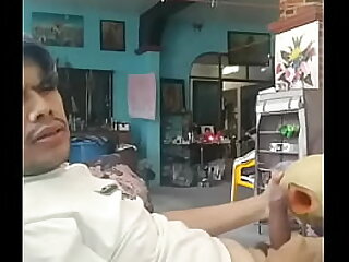 HOMBRE JOVEN SE COGE UN MEL&Oacute;N ESTRECHO CON SU VERGA DE 18CM