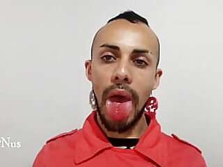 chico fresa esta comiendo un dulce