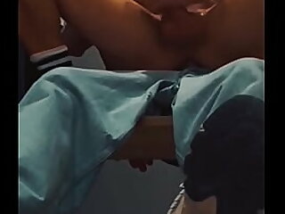 Mi mejor amigo me folla en las duchas del gym en los vestidores