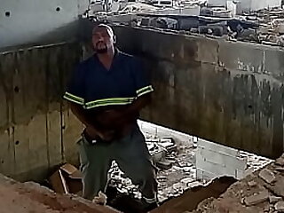 Batendo uma na constru&ccedil;&atilde;o
