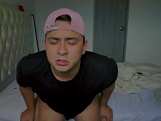 Padrastro cachondo despierta a hijastro de la siesta para comerle el culo y dejarlo lleno de creampie