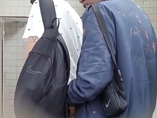 Uma rapidinha no banheiro público