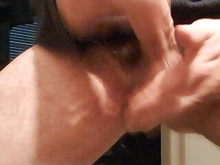 Je me cogne un peu les couilles