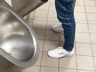 Masturbation dans les toilettes publiques