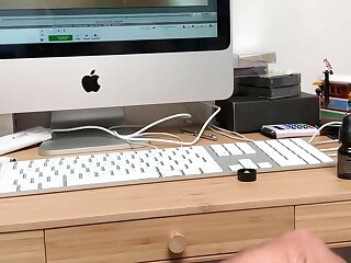 Basti hat mir ein Video geschickt, wie er sich mit dem Dildo fickt. Darauf mußte ich erstmal ne Runde abrotzen.