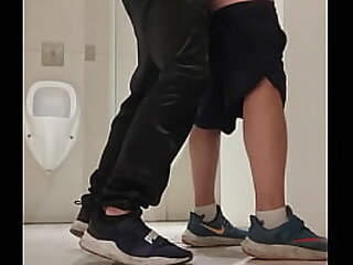 FUDENDO NO BANHEIR&Atilde;O DO SHOPPING AT&Eacute; LEITAR &lpar;COMPLETO NO RED&rpar;