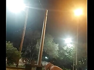 Caminando como perra en celo en plaza publica