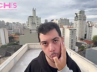 Gostosos se exibem em lugares p&uacute;blicos