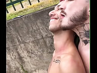 Novinhos fudendo na trilha em p&uacute;blico enquanto o trem passa