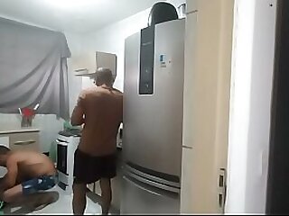 Contratei um montador de moveis pra montar o arm&aacute;rio da cozinha no final o puto me deixou brincar com as ferramentas