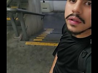 Lavando banheiro p&uacute;blico de mijo