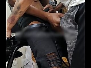 Cliente negro alto deixou eu sentir o pau grosso e acabamos nos tocando