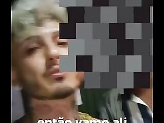 Novinho negro topou o presente surpresa e acabou levando rola na sala escura