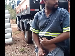 Trabalhador se Masturbando na Obra escondido atr&aacute;s do Caminh&atilde;o da Empresa