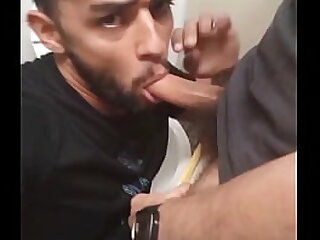 Servindo a v&aacute;rios machos desconhecidos no box do banheiro do metr&ocirc; - COMPLETOS E EXCLUSIVOS NO RED