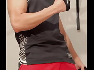 Macho se exibindo sem cueca na barra fixa