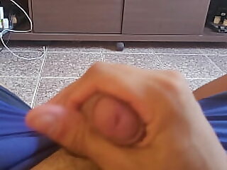 Punheta muito gostosa na sala