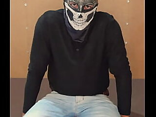 Mascarado exibindo corpo e gozando