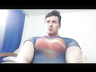 Mark Magnus com seu peitoral e mamilos gostosos