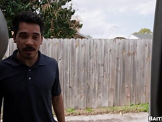 Homme chic avec une grosse bite se détend dans une camionnette