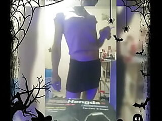 Prob&aacute;ndome varias prendas y ropita dici&eacute;ndome de mariquita mostrando lo mariquita que soy