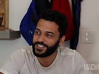 Professor de portugu&ecirc;s ensina como se d&aacute; o cu no Brasil