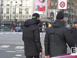 Maxence loaded by 2 guys